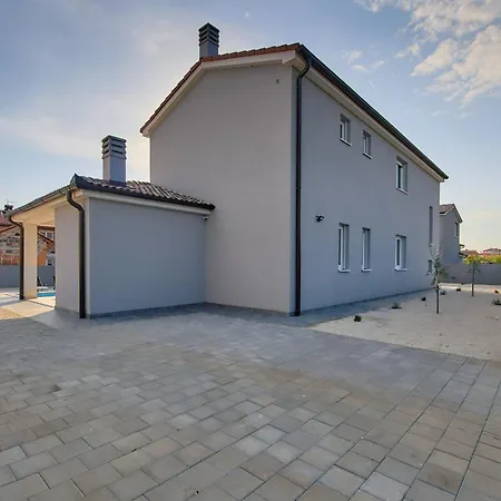 Maas For 10 People Near Pula With Salt - Water Pool & Pet Friendly