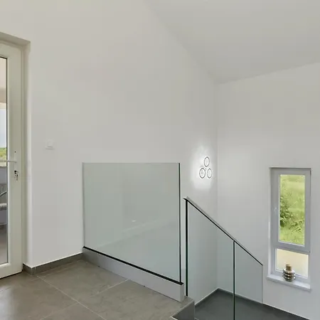 Maas For 10 People Near Pula With Salt - Water Pool & Pet Friendly וילה Marčana