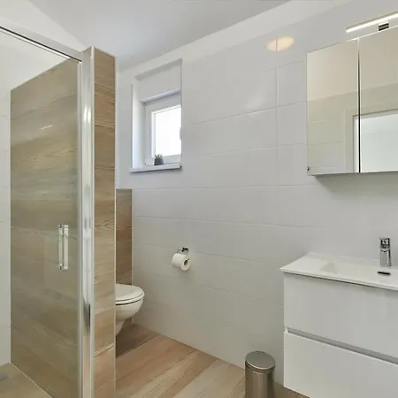 Maas For 10 People Near Pula With Salt - Water Pool & Pet Friendly וילה *
