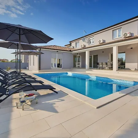 Maas For 10 People Near Pula With Salt - Water Pool & Pet Friendly Villa