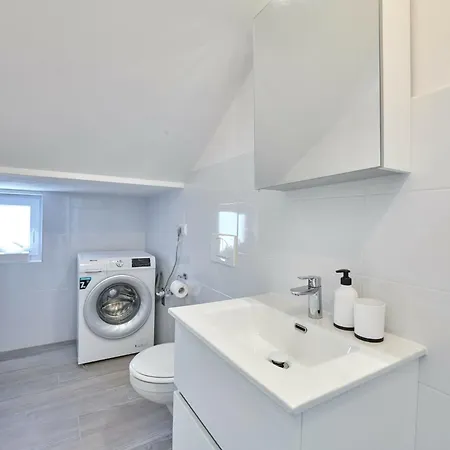 Maas For 10 People Near Pula With Salt - Water Pool & Pet Friendly וילה *