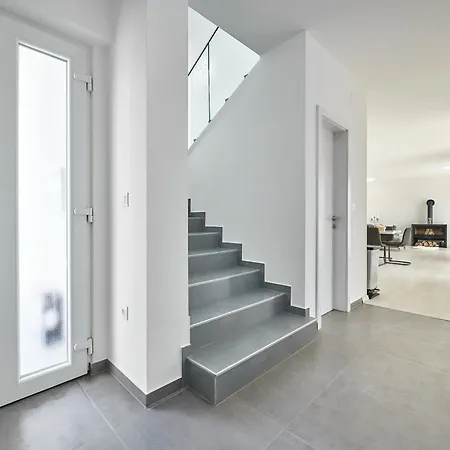 Maas For 10 People Near Pula With Salt - Water Pool & Pet Friendly וילה Marčana