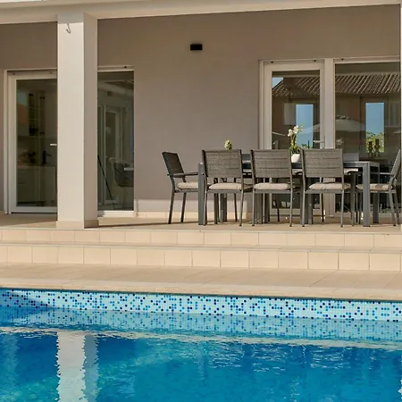 Maas For 10 People Near Pula With Salt - Water Pool & Pet Friendly וילה Marčana