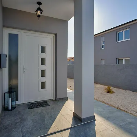 Maas For 10 People Near Pula With Salt - Water Pool & Pet Friendly *