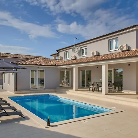 Maas For 10 People Near Pula With Salt - Water Pool & Pet Friendly