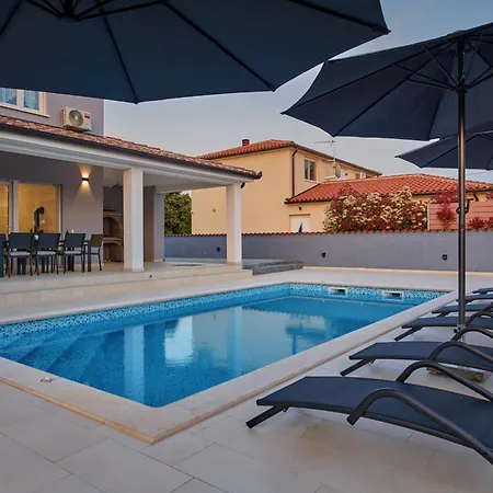 וילה Maas For 10 People Near Pula With Salt - Water Pool & Pet Friendly Marčana