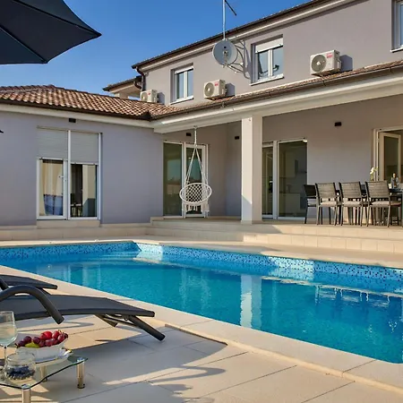 Maas For 10 People Near Pula With Salt - Water Pool & Pet Friendly *