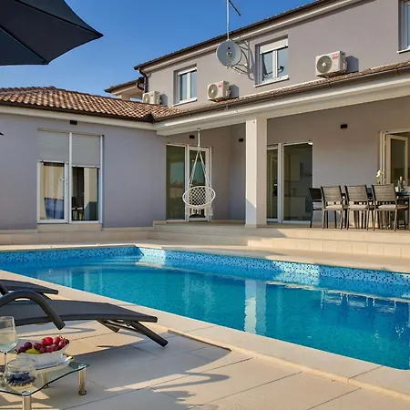 Maas For 10 People Near Pula With Salt - Water Pool & Pet Friendly *