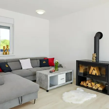 Maas For 10 People Near Pula With Salt - Water Pool & Pet Friendly וילה *