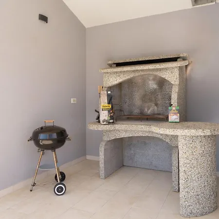 Maas For 10 People Near Pula With Salt - Water Pool & Pet Friendly *
